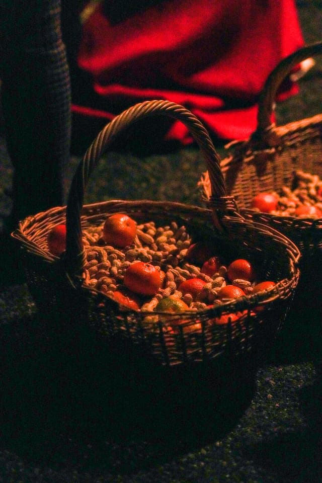 Korb mit Mandarinen und Nüssen